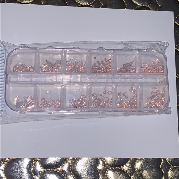 Gold Nail Art Shapes in clear box - Picture 6 of 7